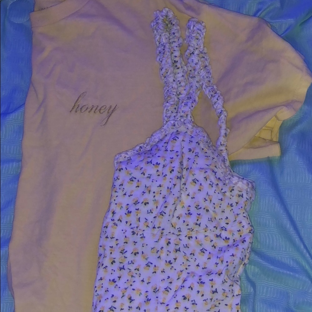 honey tee and daisy tank top💛💛